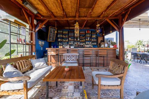 un bar con sofá, mesa y sillas en Gold Coast Hostel, en Antalya