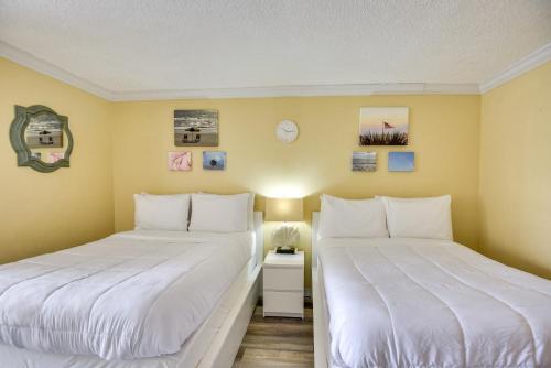 Posteľ alebo postele v izbe v ubytovaní Daytona Beach Studio with Private Lanai 1 Mi to Pier