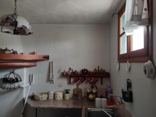 uma cozinha com um lavatório e uma bancada em Semina-Marina em Hersonissos