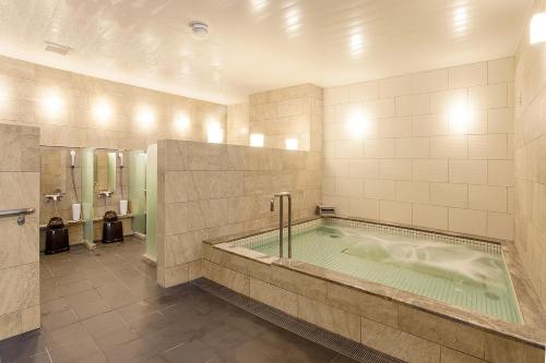 京都的住宿－樱花台画廊酒店，中间设有按摩浴缸的浴室