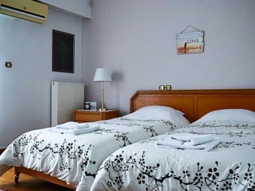 1 dormitorio con 2 camas con edredones blancos. en Νatasas Place in Evia, en Amarinto