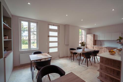 - une cuisine et une salle à manger avec une table et des chaises dans l'établissement Les clés d'à côté - maison d'hôtes proche Rouen, à Sotteville-lès-Rouen