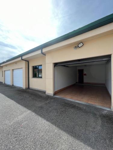 un garaje con dos puertas de garaje en un edificio en Motel Montecarlo, en Lugo