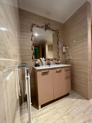 La salle de bains est pourvue d'un lavabo et d'un miroir. dans l'établissement Motel Montecarlo, à Lugo