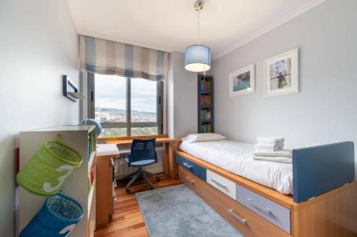 een slaapkamer met een bed, een bureau en een raam bij Anduriña16 by VigoVacaciones in Vigo