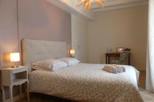 una camera con letto e ventilatore a soffitto di Maison d'hôtes KerCalow, Chambres d'hôtes a Pleine-Fougères