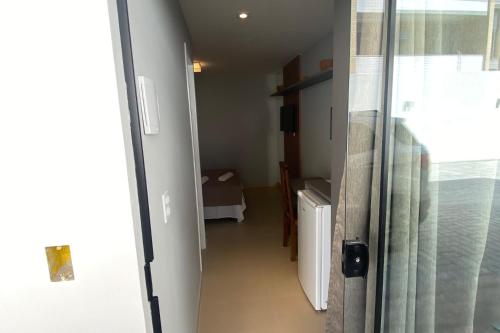 um corredor que leva a uma sala com um quarto em Vila das Dunas - aluguel de temporada em Cabo Frio