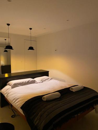 1 dormitorio con 1 cama con 2 toallas en Magnifique Penthouse Pornichet en Pornichet