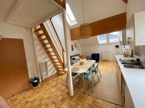 Cozy Apartment Bovec في بوفيك: مطبخ وغرفة طعام مع طاولة وكراسي