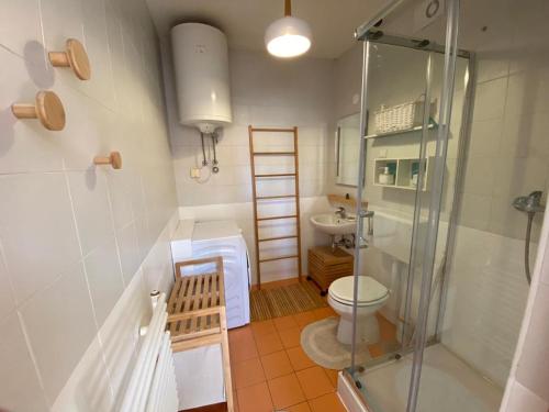 Cozy Apartment Bovec في بوفيك: حمام مع دش ومرحاض ومغسلة
