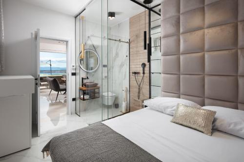 um quarto com uma cama e uma parede de vidro em Villa SPA DECK 1, DECK 2, DECK 3 em Dramalj