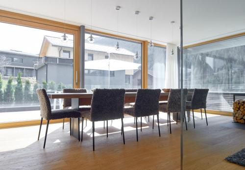a dining room with a table and chairs at Design Villa M by Pferd auf Wolke in Gortipohl