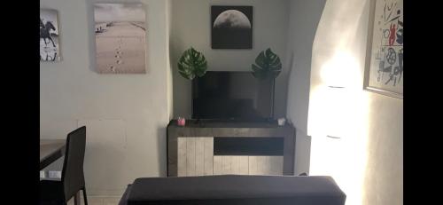 sala de estar con TV de pantalla plana y mesa en Crystal Home, en La Spezia