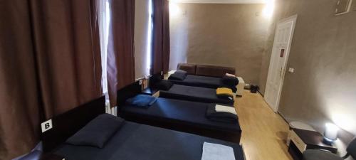 una habitación con una fila de sillas y una mesa en Best private rooms In the center, en Sofía