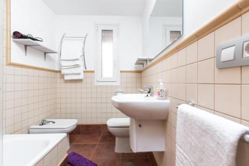A bathroom at La flor del Atlantico