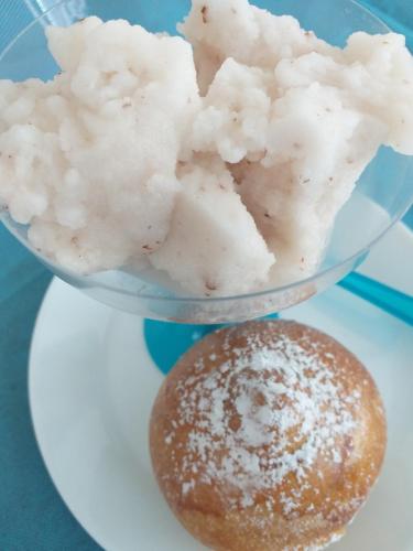 un bol de riz et un beignet sur une assiette dans l'établissement B&B Solarium, à Noto Marina