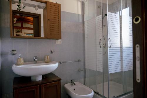 y baño con lavabo y ducha acristalada. en Tetti & Chiese - Authentic Sicilian Rooftop, en Catania