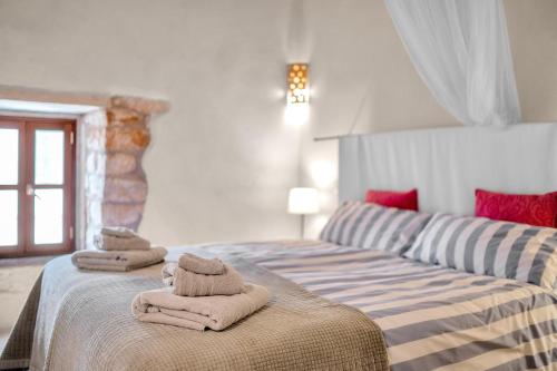 - une chambre d'hôtel avec 2 lits et des serviettes dans l'établissement charmantes und modernes Stadthaus Casa Corazon, à Santanyí