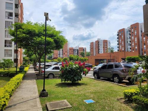 un parque con coches estacionados en un estacionamiento en Cali Piso10 Sector Valle Del lili Apartamento Confortable, en Cali