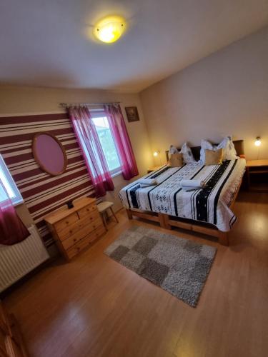 Schlafzimmer mit einem Bett und einem Fenster in der Unterkunft Balaton House in Balatonboglár