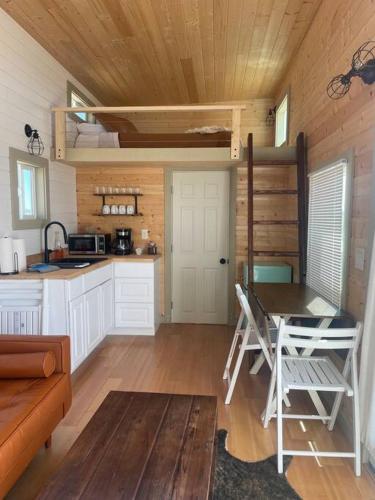 Kuchyň nebo kuchyňský kout v ubytování Grand Canyon Hideaway Tiny home