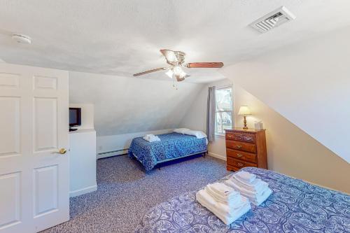 South DennisにあるCape Estate 6のベッドと天井扇風機のある寝室