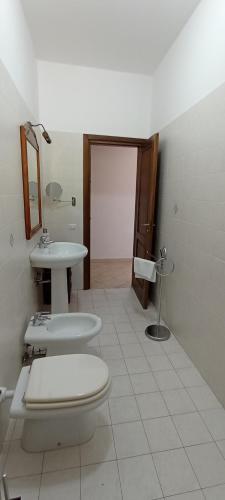 リーパリにあるVilletta Dianaのバスルーム(洗面台、トイレ、鏡付)