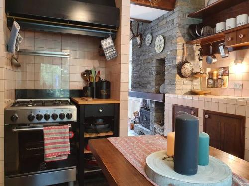 a kitchen with a stove and a table in it at Courmayeur-Morgex, Grande Appartamento x 8 persone in Morgex