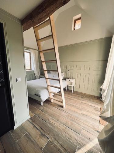 une chambre avec un lit superposé et une échelle dans l'établissement Ferme de la Tour Maurouard - Gîte indépendant entièrement équipé, à Le Plessis-la-Tour