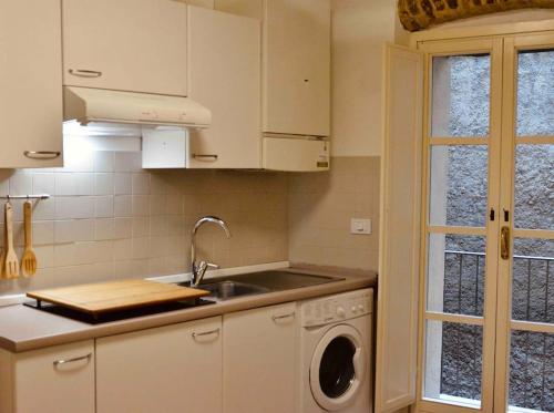a kitchen with a sink and a washing machine at Una perla in pieno centro in Perugia