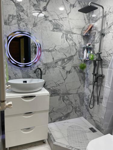 ein Bad mit einem Waschbecken und einem Spiegel in der Unterkunft Angela’s place in Wanadsor