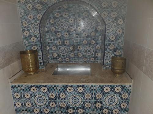 ein Badezimmer mit einem Waschbecken und einem Spiegel an der Wand in der Unterkunft la sublime in Taghazout