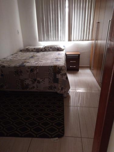 sypialnia z łóżkiem w pokoju z oknem w obiekcie CASA DA Lú w mieście Caparaó Velho