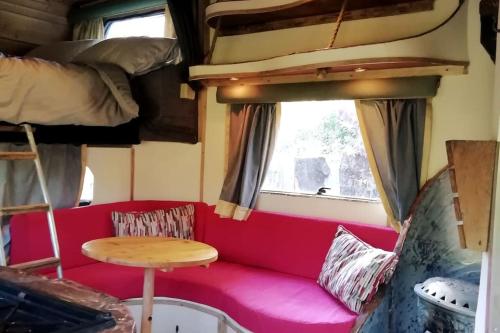 Гостиная зона в Truck & Pod creative nature retreat.