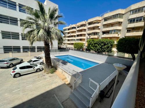 basen na parkingu obok budynku w obiekcie Portus apartment with pool w mieście Santa Pola
