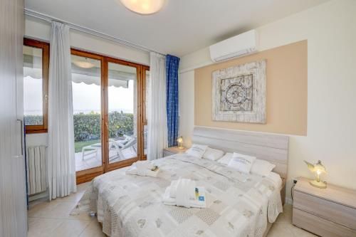 Кровать или кровати в номере Appartamento Bellavista Lazise