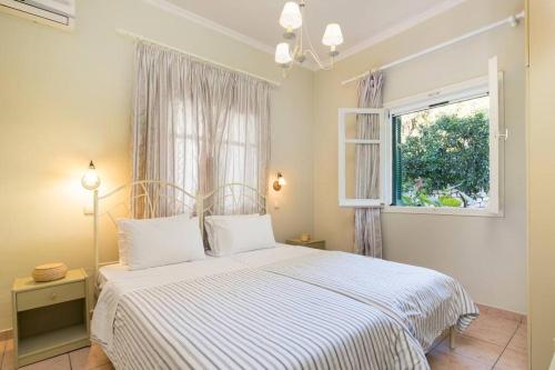 Postel nebo postele na pokoji v ubytování Villa Anthoussa 4beds Family Apartment