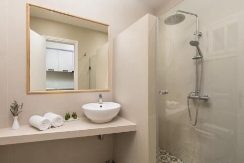 Koupelna v ubytování Villa Anthoussa 4beds Family Apartment