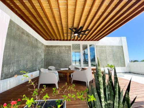 聖胡安的住宿－N1 Condos，庭院设有木制天花板和桌椅。