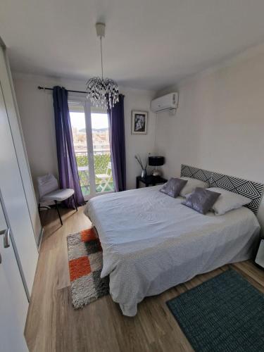 une chambre avec un grand lit et une fenêtre dans l'établissement appartement marseille velodrome, à Marseille