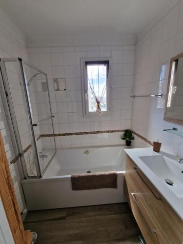 appartement marseille velodrome في مارسيليا: حمام أبيض مع حوض ومغسلة