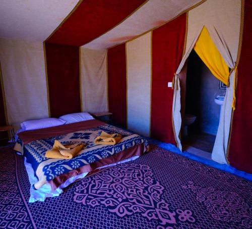 duas pessoas deitadas em camas numa tenda em Erg Chegaga Lodge em M'hamid
