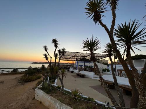 Beachfront Seaview Litoralmar apt, Fast WIFI, Airco, Pool, Private Parking