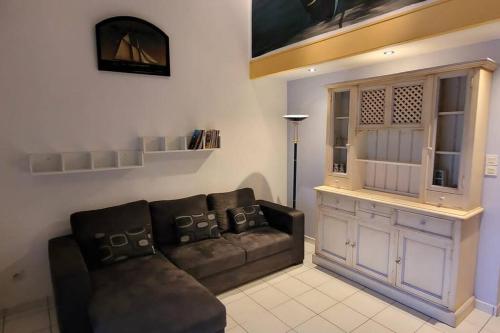 - un salon avec un canapé et un comptoir dans l'établissement Charmante Maison de pêcheur, au Barcarès