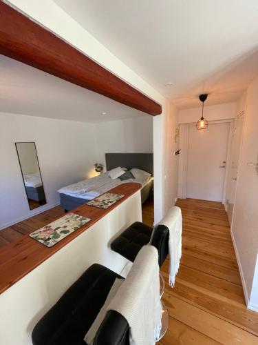 Habitación pequeña con 1 cama y 1 dormitorio con en Bärsta BnB, en Kolbäck
