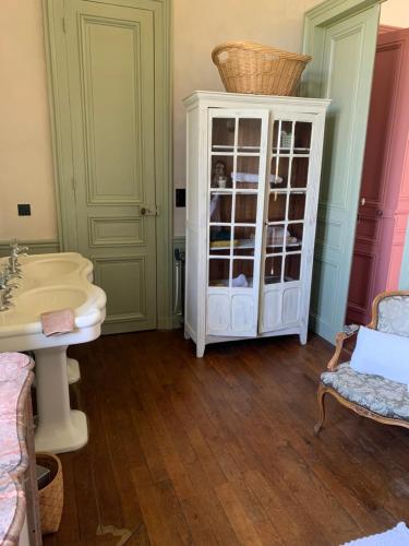 baño con armario blanco y lavamanos en Suite privée rose au Château de la Franceule, en Janzé
