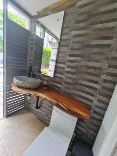 uma casa de banho com um lavatório e um espelho em Cute Escazú Loft -Great view- em Escazú