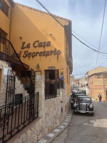 un'auto parcheggiata fuori da un edificio Casa Santader di LA CASA DEL SECRETARIO a Sotos