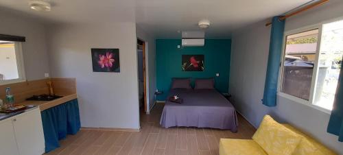 um quarto com uma cama num quarto com paredes verdes em Rangi Pearl Lodge em Avatoru