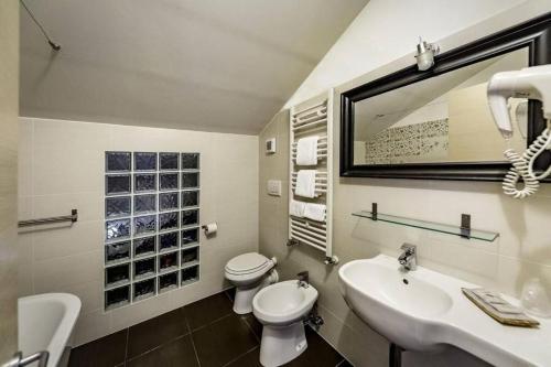 a bathroom with a sink and a toilet and a mirror at Cà Dei Barcaroli in Mestre